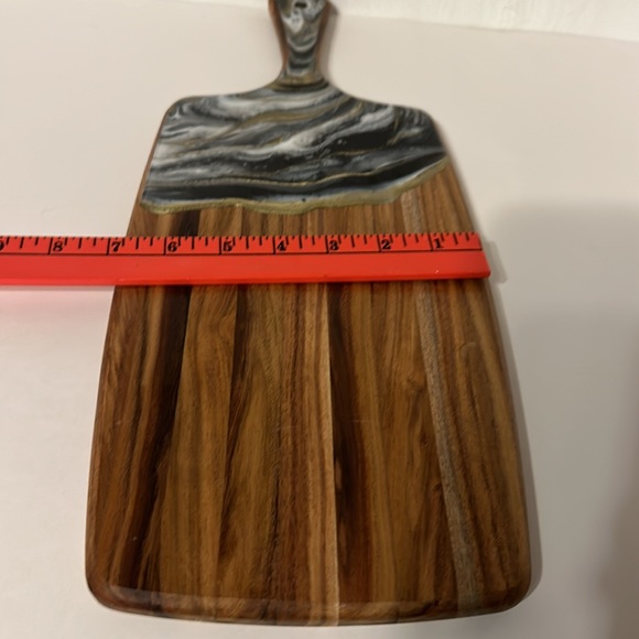 Resin black and gold design cutting board with handle - Picture 9 of 9